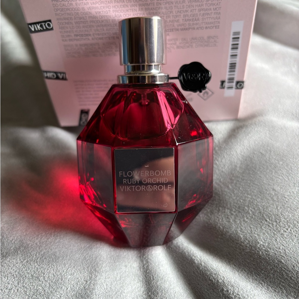 Viktor & Rolf Pink Box with Silver Cap - Picture 4 of 4